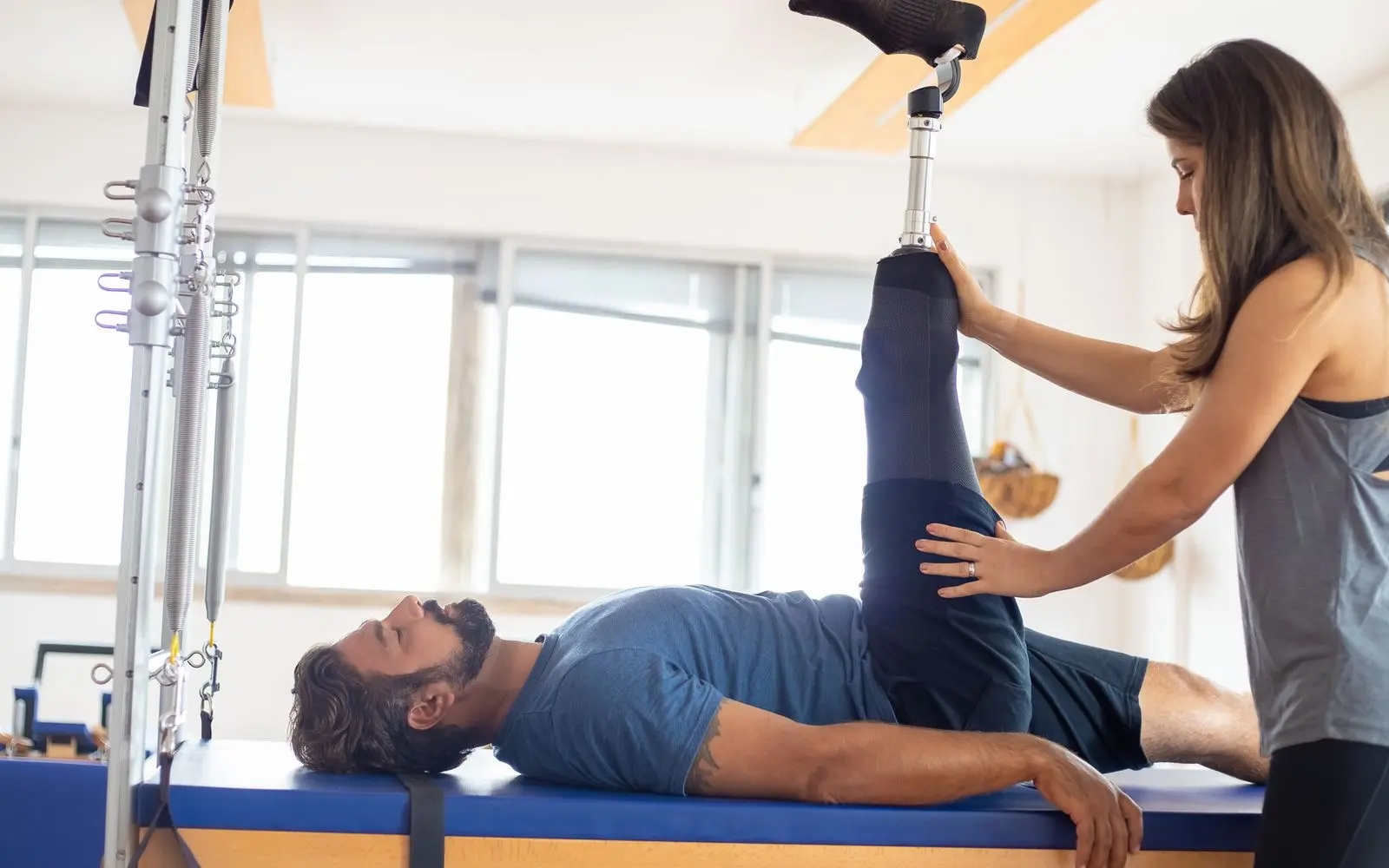 Fisioterapeuta conduzindo exercício de reabilitação